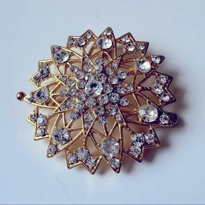 GOLD FLOWER BROOCH WITH RHINESTONES